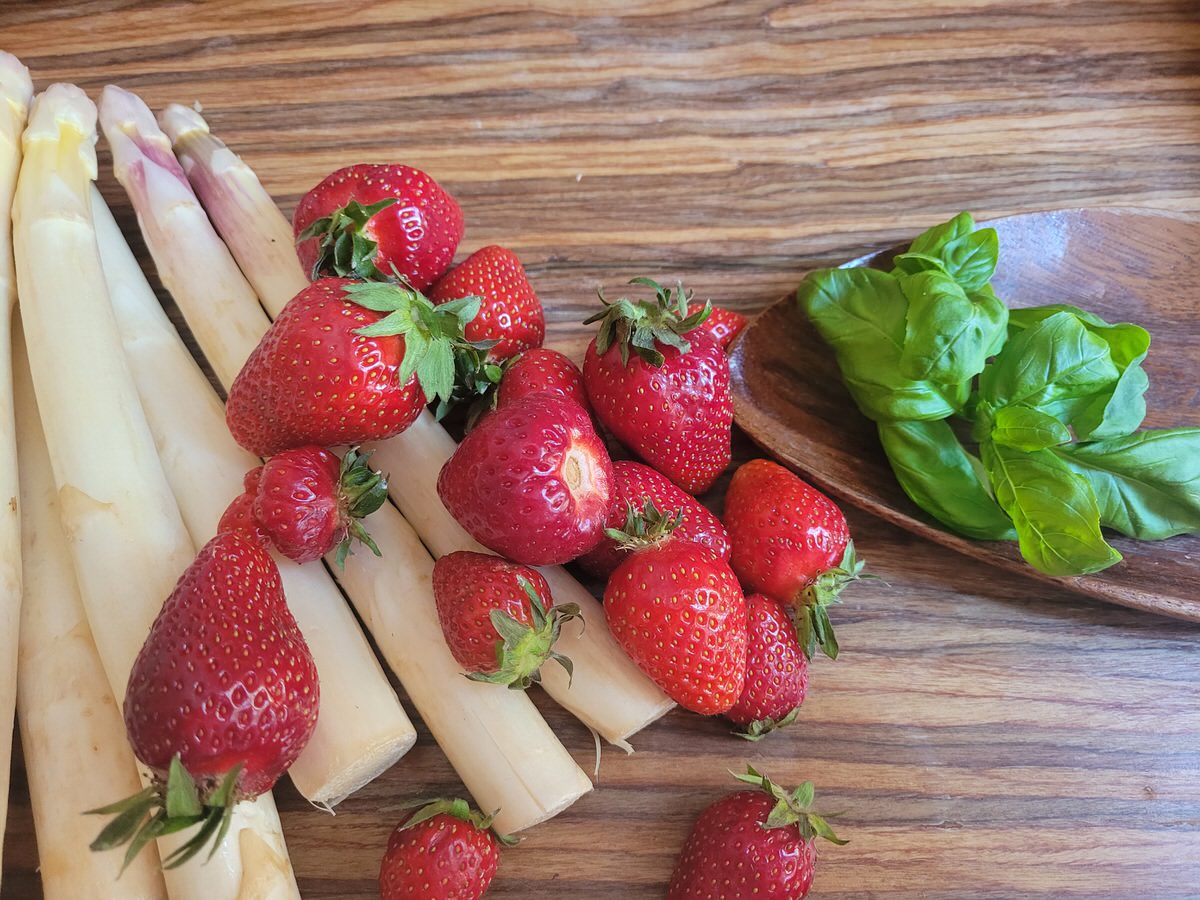 Spargel und Erdbeeren