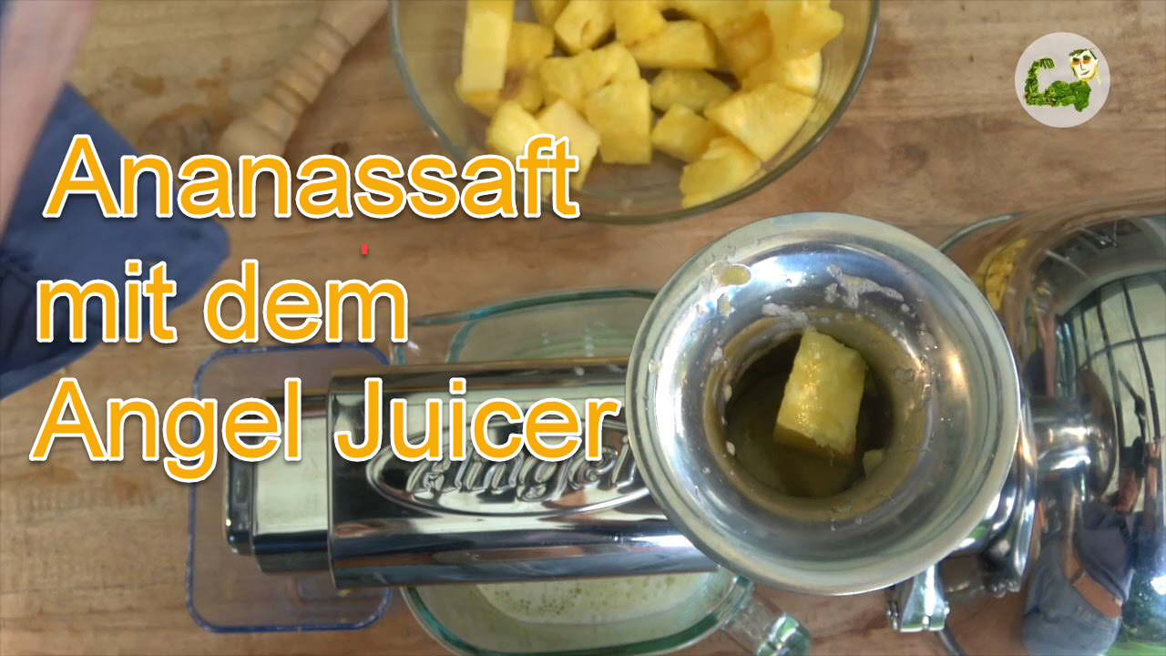 Ananas mit dem Angel Juicer entsaften