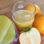 Orangensaft mit Mango und Persimmon