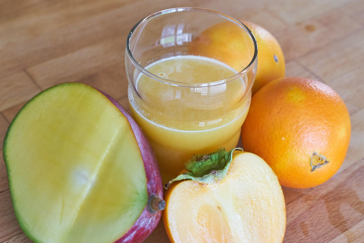Orangensaft mit Mango und Persimmon